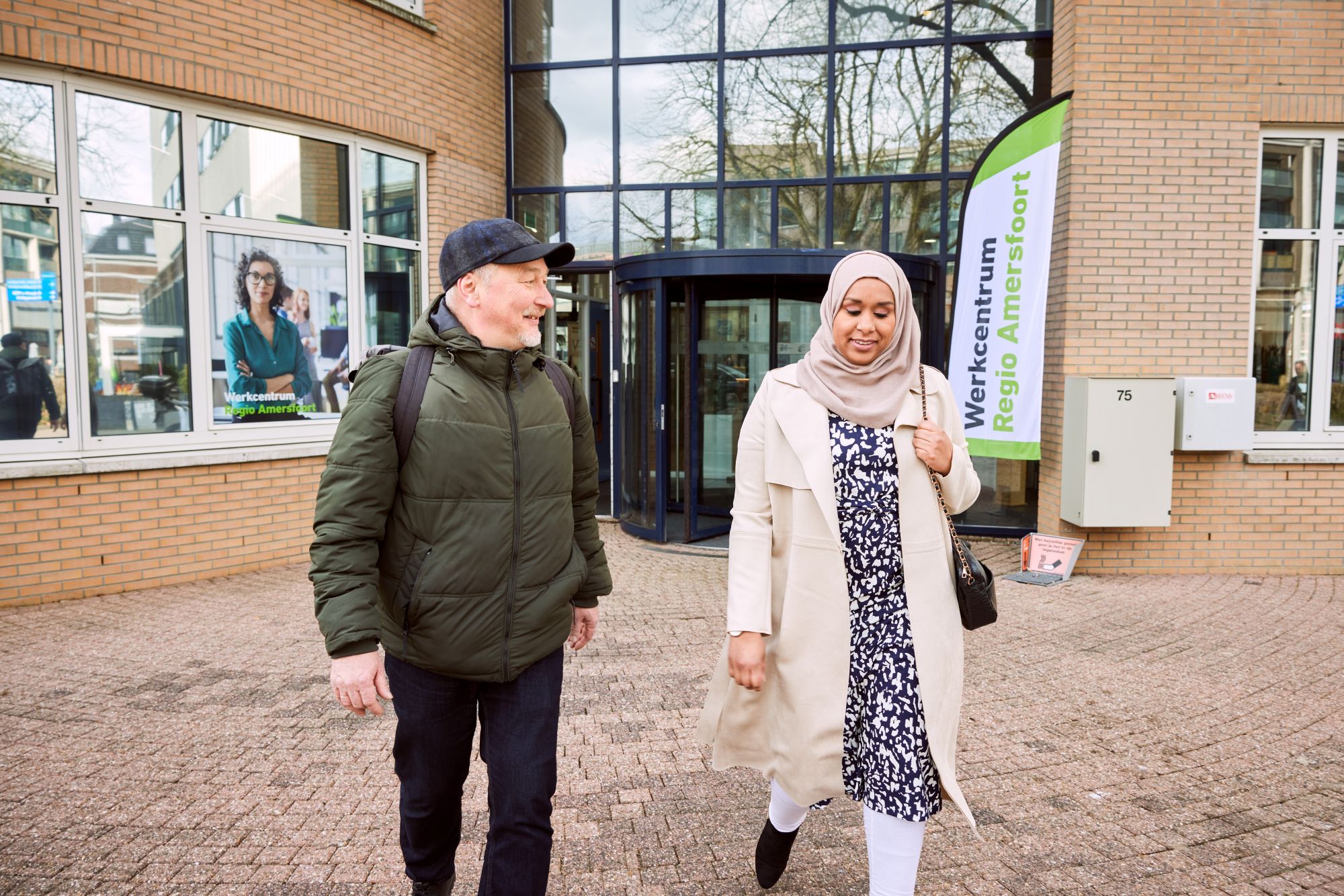 Bezoekers Werkcentrum lopen naar buiten